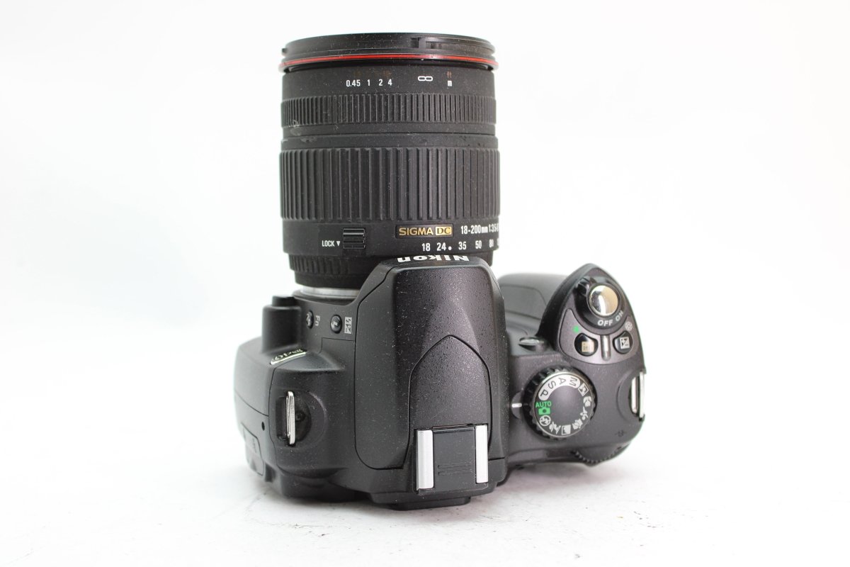 Nikon D40 + 18-200mm f3.5-6.3 D - Nikon