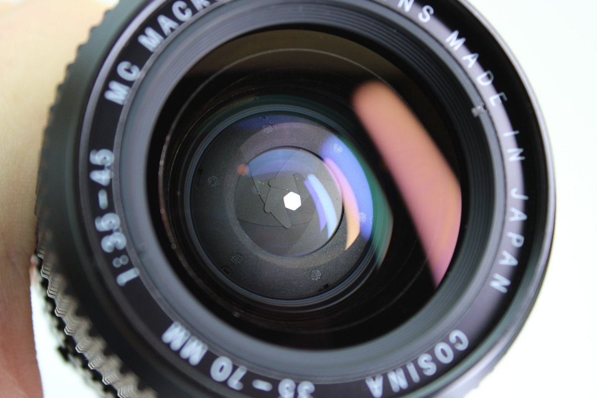 Cosina 35 - 70mm f3.5 - 4.5 M42 (#3486) - Cosina