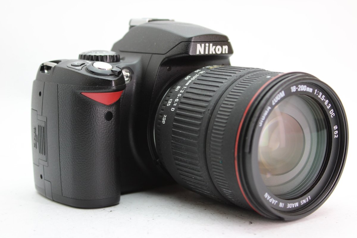 Nikon D40 + 18-200mm f3.5-6.3 D - Nikon