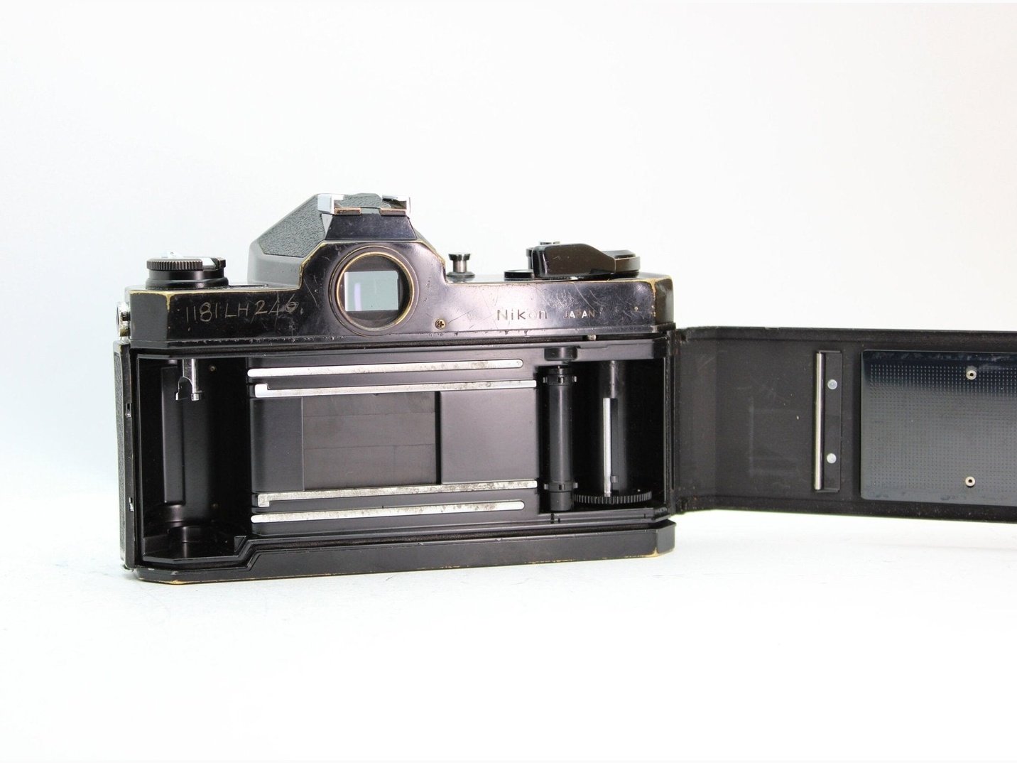 Nikkormat FT2 + 50mm f/1.8 - Nikon F