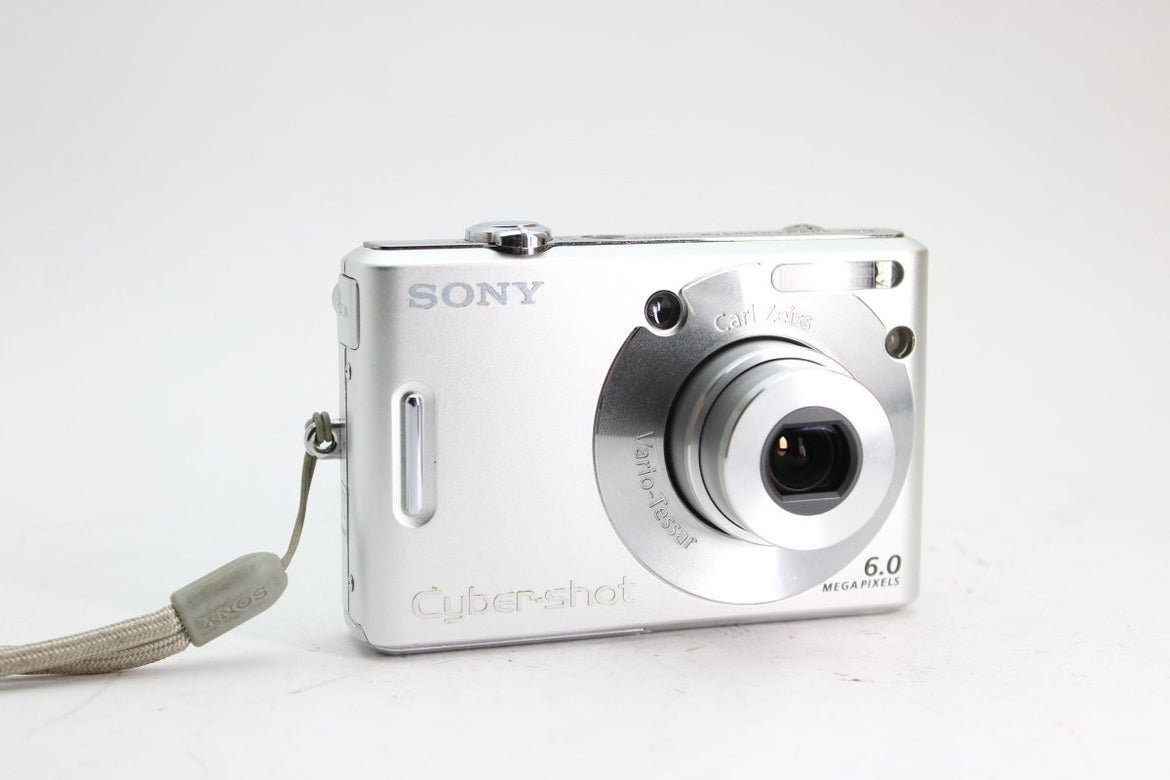【ジャンク】SONY Cyber-Shot DSC-W30 スポーツパック sony-cyber-shot-dsc-w30-